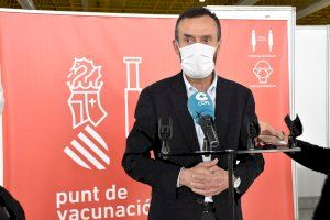 El alcalde De Elche anima a la población a seguir vacunándose y recuerda que la Generalitat ha habilitado transporte gratuito para acudir a IFA