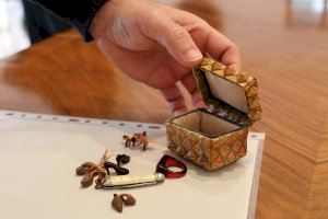 Bernat Cardona dona a l’Arxiu de Dénia un conjunt de miniatures fetes pel seu avi durant l’empresonament a Alacant després de la guerra