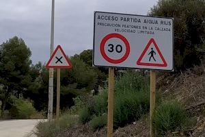 La Policía Local mejora la señalización de tráfico del camino de Aigua Rius a petición vecinal