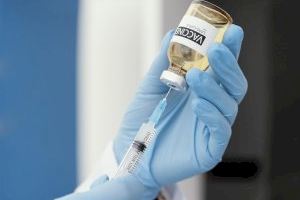 España analizará en un estudio poner la segunda dosis de Pfizer a personas vacunadas con una dosis de AstraZeneca