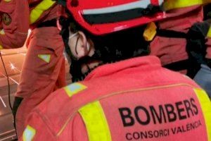 Un incendio en una nave industrial de Massamagrell termina con un bombero accidentado