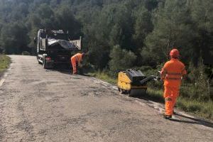 Nuevos trabajos de reparcheo en la carretera de Miravet