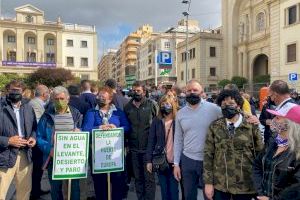 El PP de Elche asiste a la manifestación convocada por los regantes en Alicante