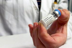 Enfermeros valencianos recomiendan a las personas vacunadas con Janssen que vigilen los posibles efectos adversos