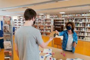 La Biblioteca municipal de Peníscola celebra el Dia del Llibre promocionant la lectura d'autors locals