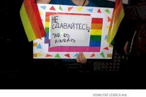 Lambda trau al carrer l’exposició VisibLES, amb dones lesbianes del col·lectiu, pel Dia de la visibilitat lèsbica
