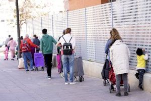 L'Església reforça a València el repartiment d'aliments i productes bàsics en les “cues de la fam”