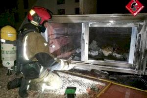 Un raig podria estar darrere d'un incendi en el terrat d'un edifici de Benidorm