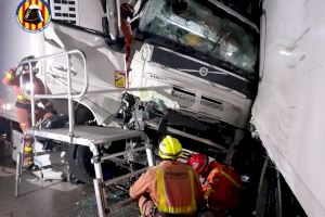 Atropellado el conductor de un camión que quedó atravesado en la A-7 en Villanueva de Castellón