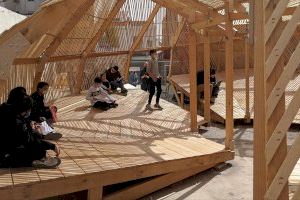 Escolares y personas con enfermedad mental transforman un solar del Cabanyal en un “patio libre para jugar”