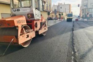 Los trabajos de asfaltado se suman a los de renovación de aceras en las calles de Torrellano