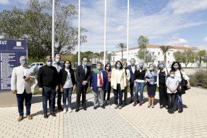 La Universidad de Alicante iza la bandera del Pueblo Gitano para conmemorar el 8 de abril