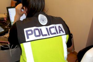 La Policía Nacional detiene a una mujer por agredir a sus hijas y a los agentes