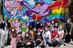 L'IES Almenara realitza un mural per a simbolitzar la diversitat