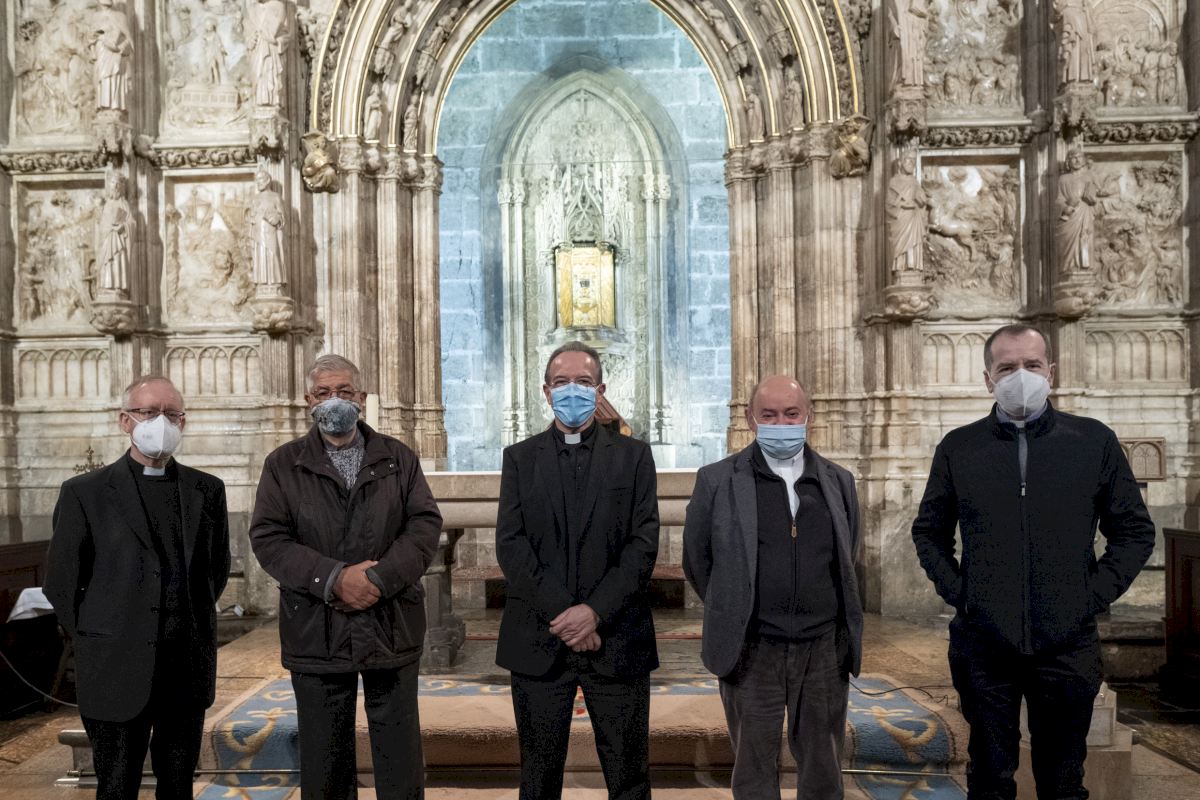 abrazo Viaje ecuación Los nuevos deán y vicepresidente del Cabildo toman posesión de sus cargos  en la Catedral de Valencia