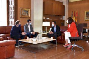 El alcalde de Elche y la concejala de Cooperación reciben al presidente del ‘Fons Valencià per la Solidaritat’