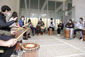 Diversia, la feria de las culturas y la diversidad, convierte el patio del instituto en un festival