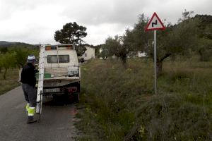 El Ayuntamiento de Villena completa la señalética de seguridad en el camino de la Colonia de la Sierra de Salinas