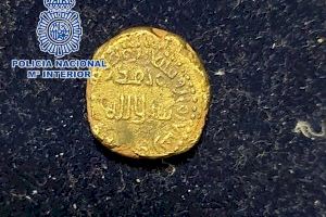 Recuperan en Alicante una moneda dinar de oro hispanomusulmana procedente de un expolio