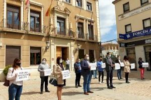 Los ediles del PSOE y de EU en Elda se concentran para exigir que la Diputación de Alicante se sume al Fondo de Cooperación Municipal
