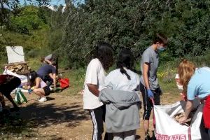 Escuela 2 y la Coordinadora limpian el paraje natural de les Moles para conmemorar el día de la Tierra