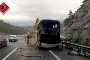 Es crema un autobús ple de passatgers en plena AP-7 prop de Benissa
