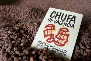 Un senador valenciano 'enseña' la chufa de Valencia para celebrar que el IVA tributa al 10%
