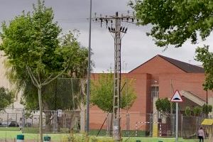 EL Ayuntamiento de Aspe elimina la torre eléctrica junto al colegio la Serranica