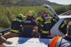 Complicado rescate a un hombre tras quedar atrapado en un accidente de coche en Alicante