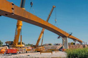 Avanzan las obras de la pasarela ciclopeatonal que Obras Públicas construye sobre la V-30 para unir València con l'Horta Sud