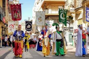 El Ayuntamiento de Elda creará una línea de ayudas para las nueve comparsas de Moros y Cristianos tras la suspensión de las fiestas