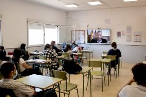 Els instituts de Cullera connecten amb Brussel·les i dialoguen amb l’eurodiputada Rodríguez-Piñero