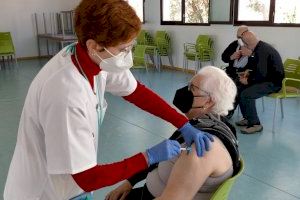 Vecinos de L'Eliana de entre 70 y 75 años reciben la segunda dosis en la Escuela de Adultos