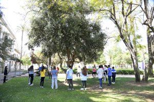 L’alumnat de Paiporta coneix l’itinerari botànic de Vil·la Amparo com a reconeixement per participar en el Dia de l’Arbre