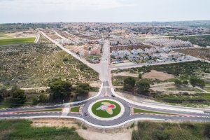 Obras Públicas incrementa la seguridad de la CV-860 en San Fulgencio con una rotonda de acceso a la urbanización "El Oasis" y un carril bici al casco urbano