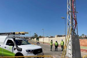 El Ayuntamiento de Torrevieja e Iberdrola retiran la línea eléctrica del aparcamiento del Hospital Universitario