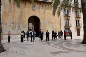 El Ayuntamiento de Elche guarda un minuto de silencio en repulsa del último asesinato machista