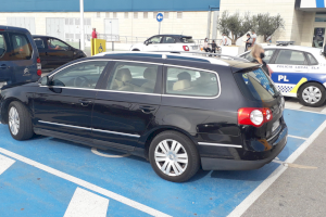 La Policía Local de Elche investiga el uso fraudulento de aparcamientos para discapacitados e interviene una tarjeta falsa