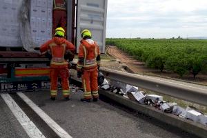 Es crema un camió carregat de caixes de vi a la A-7 a València