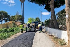 El Ayuntamiento de Elda repara y asfalta el camino que une el Polígono Campo Alto con la Estación de Monóvar para mejorar el paso de los vehículos