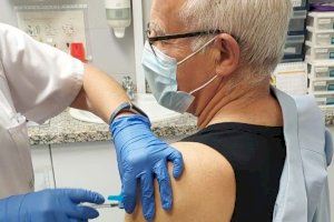 Joan Ribó recibe la vacuna contra el coronavirus pocas horas después de quejarse en Twitter
