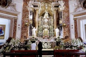 Floristes valencians decoren la Basílica per acollir la "Festa" de la Mare de Déu