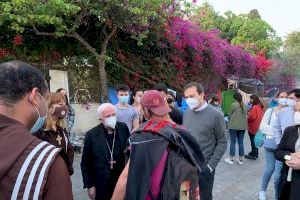 El cardenal Cañizares visita junto a voluntarios de Pastoral Universitaria el campamento de personas sin hogar junto al Botánico