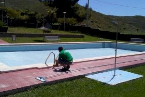 Les Coves de Vinromà pone a punto la piscina municipal para su apertura en junio