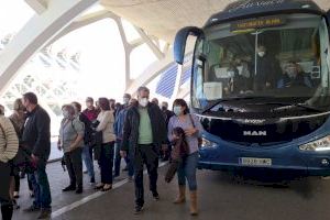 El autobús al vacunódromo de la Ciudad de las Artes ha dado servicio a más de 1.100 personas
