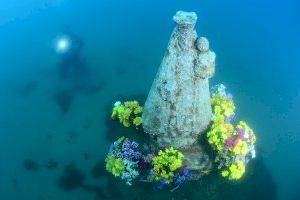 La imagen sumergida de la Virgen de los Desamparados en el puerto de Valencia recibe una ofrenda floral