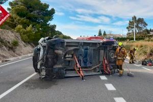 Vuelca un vehículo tras sufrir un accidente en Benissa