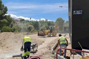 El Ayuntamiento de Elda remodela la calle La Madera para mejorar el acceso a los Jardines del Vinalopó y crear un nuevo aparcamiento público