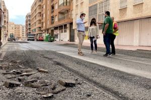 El alcalde visita los trabajos de la última fase de reasfaltado de diversas vías del término municipal de Torrevieja