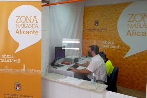 Alicante inicia la campaña informativa en Carolinas instalando un Stand para dar a conocer las nuevas zonas de estacionamiento regulado a los vecinos